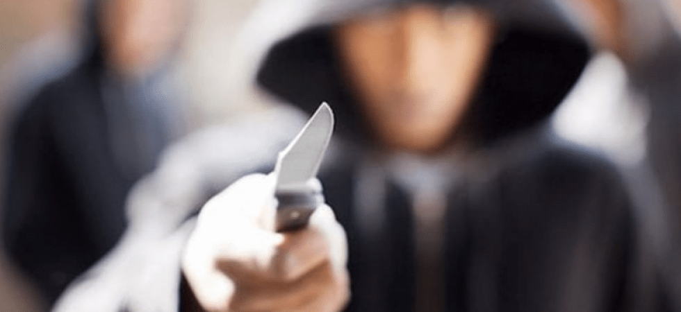 Coltello alla gola e volto coperto, due minorenni rapinano tre coetanei