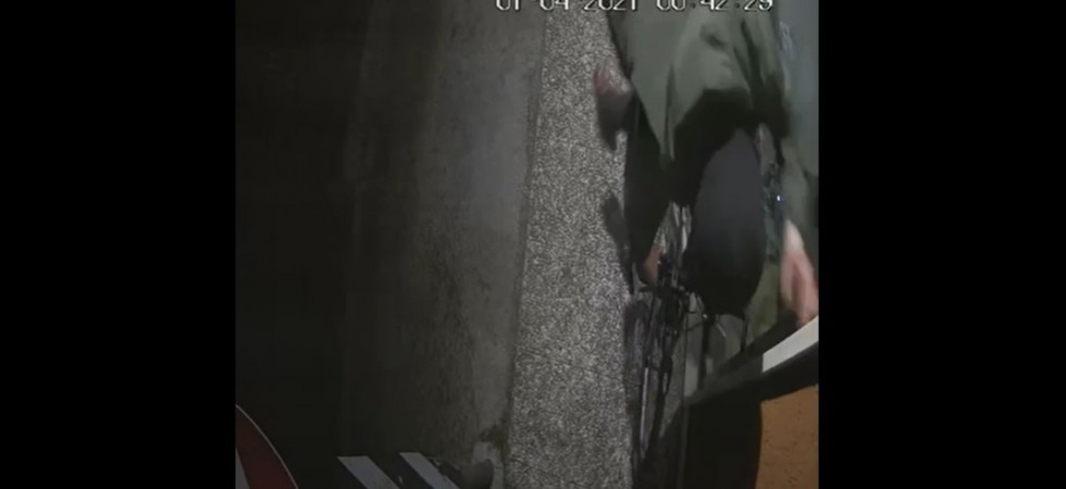 I VIDEO. Le immagini delle telecamere, il ladro tenta di entrare nella pizzeria 'No Format' dei Solteri