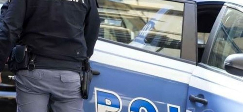 Entra in casa e sente rumori dal garage: va a controllare e trova un uomo che ruba le monetine dall'auto