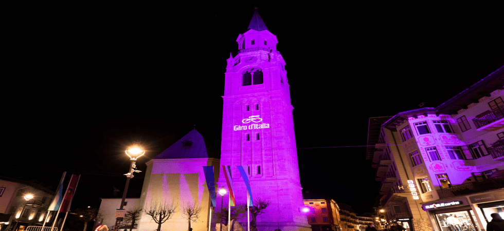 Campanile illuminato di rosa per il Giro, la protesta dell'Union de i Ladis d'Anpezo