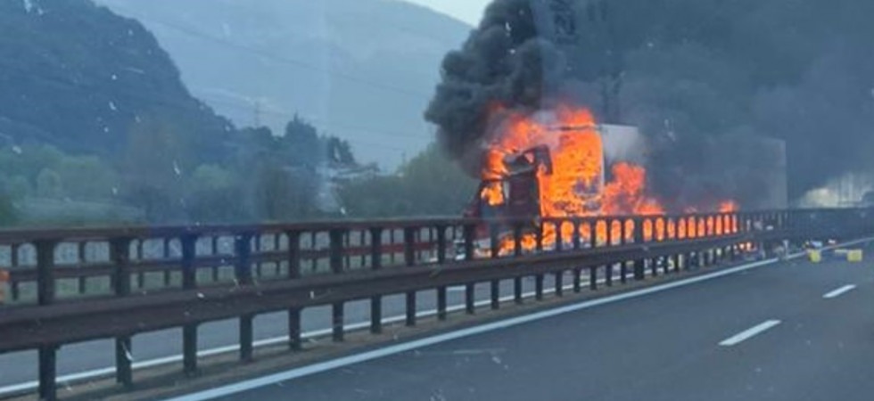VIDEO E FOTO. Prima il tamponamento e poi i due camion avvolti dalle fiamme