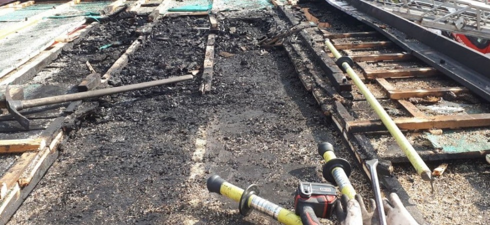Cortocircuito in un pannello fotovoltaico e prende fuoco il tetto di una casa, in salvo una famiglia