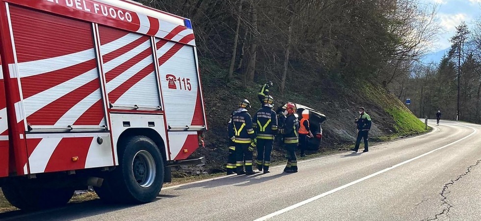 Perde il controllo dell'auto e finisce fuori strada, paura per due ragazzi sulla SS237