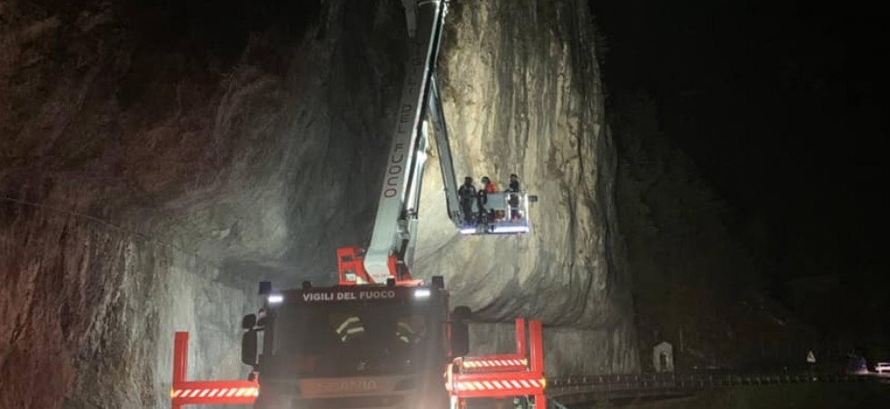 Scarica di sassi sulla SS240
