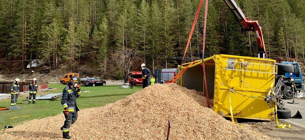 Paura in Alto Adige, si rovescia con il rimorchio e perde tutto il carico