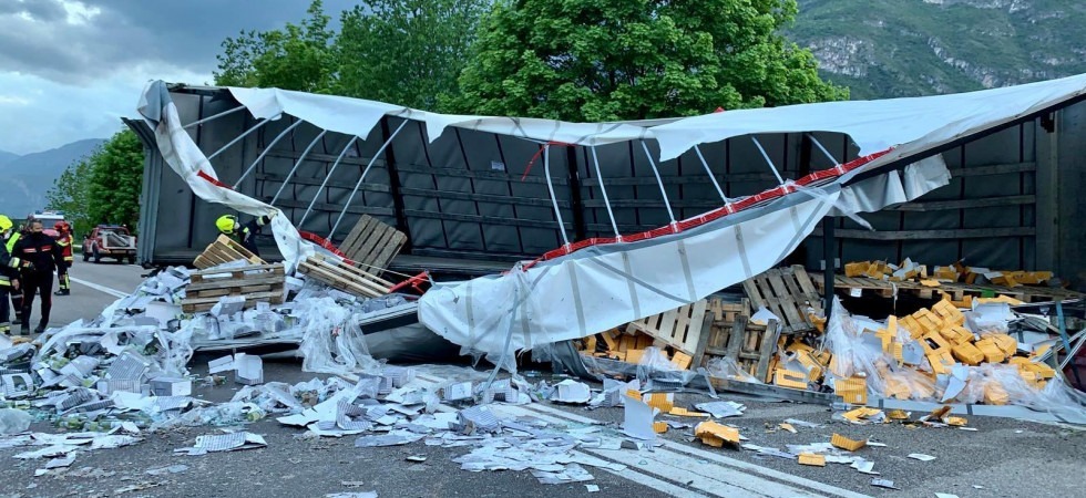 Paura sulla statale 12, tir si schianta contro un'auto poi si ribalta, perde il carico e schiaccia le macchine parcheggiate