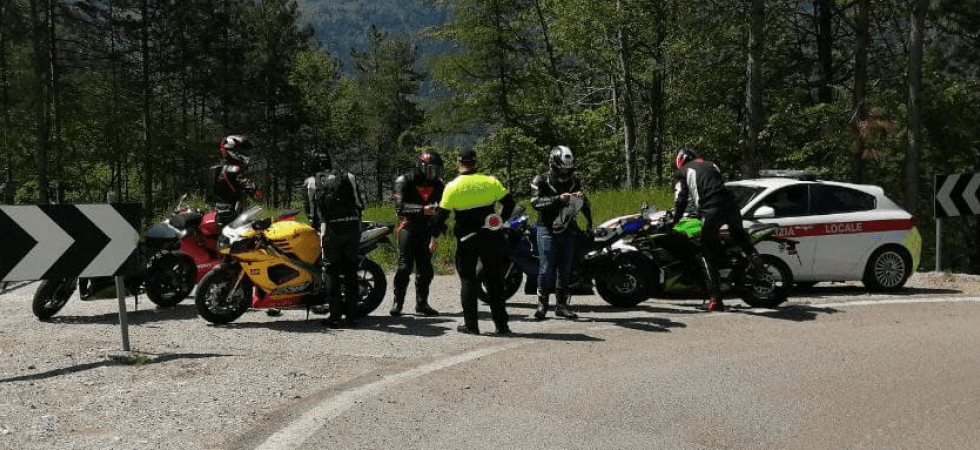 Con la bella stagione tornano i motociclisti ma occhio alle multe: in poche ore 12 sanzioni elevate dalla polizia locale