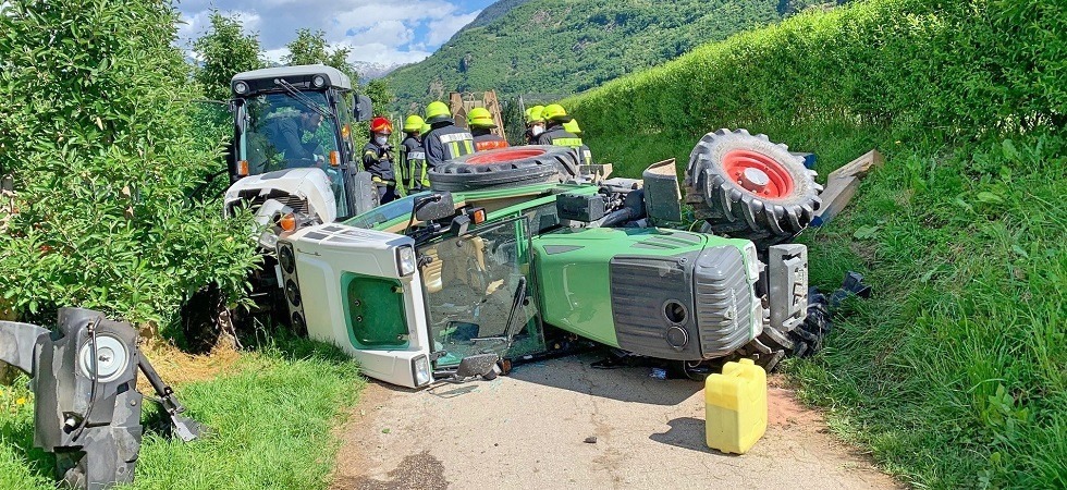 Scontro tra trattori e uno finisce per rovesciarsi in campagna
