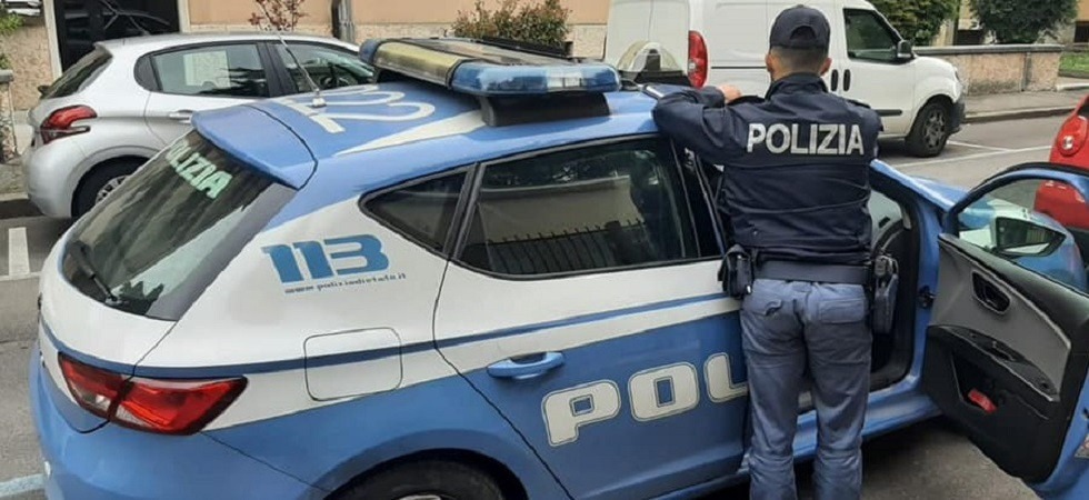 Ruba una chiave inglese e la usa per rompere i vetri delle auto parcheggiate, poi aggredisce i poliziotti