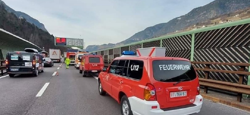 Incidente in A22, una moto finisce a terra nel tunnel tra Chiusa e Bressanone, grave una coppia trasferita in ospedale