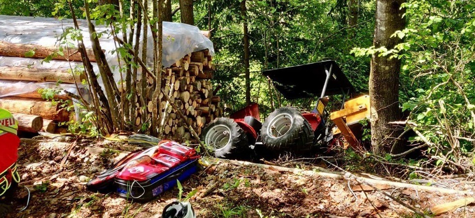 Tragedia in Alto Adige, un uomo muore schiacciato dal trattore dopo essere scivolato nella scarpata