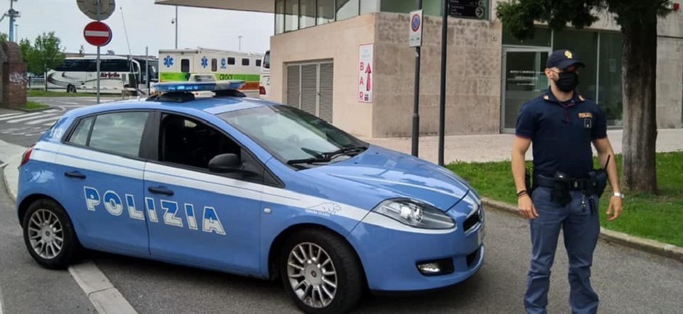 Scassinano un autobus con un tombino ma per fuggire scappano verso la Questura e vengono arrestati