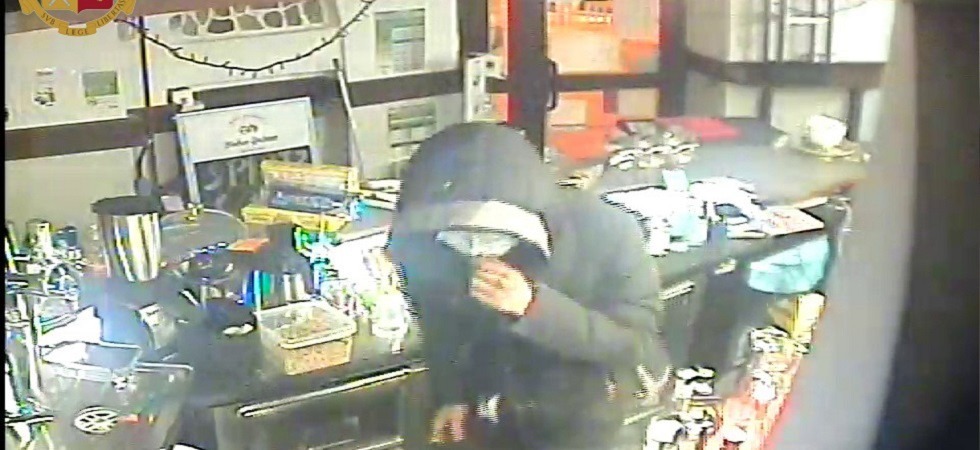 FOTO e VIDEO. Armato di picconi e tenaglie rompe porte e vetri per rubare in un mese in 7 bar della città