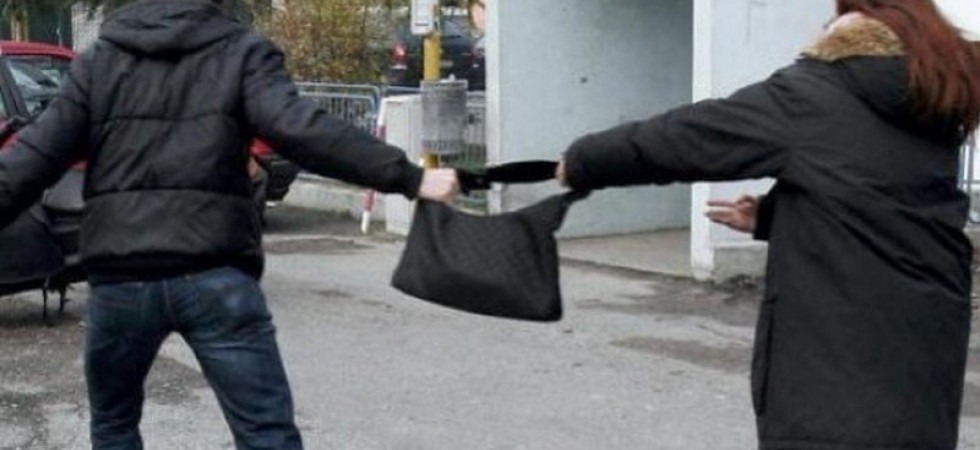 Foto archivio Doppio scippo in 20 minuti: rapina due donne in due vie vicine ma viene intercettato e arrestato dai carabinieri
