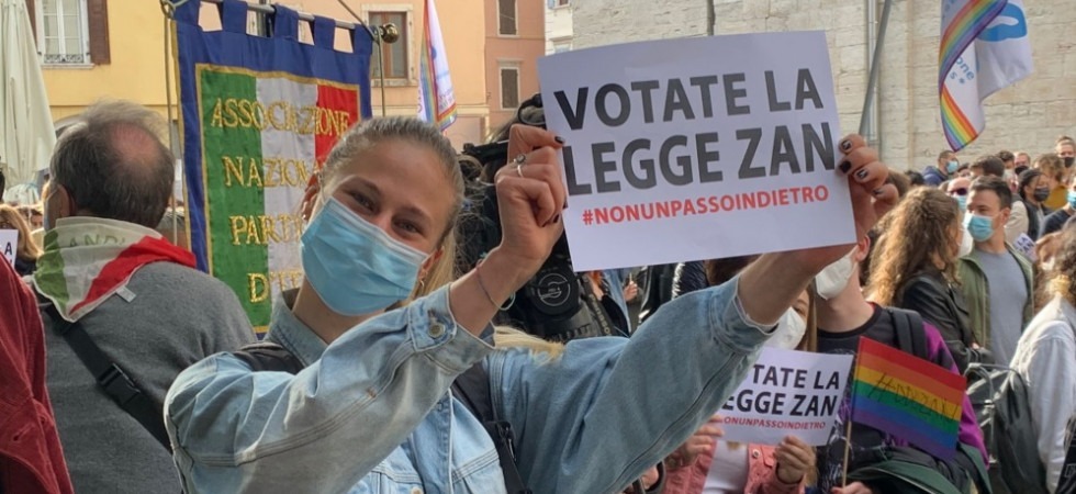 Ddl Zan, Nessun passo indietro'' a Trento in centinaia in piazza