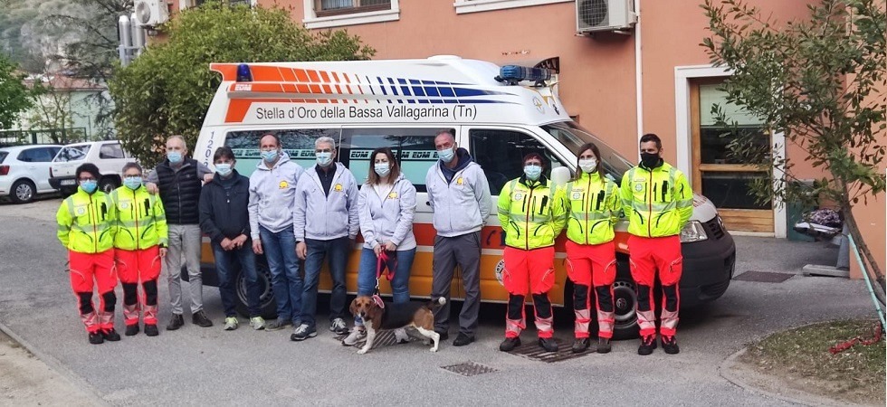 Banchi, sedie e un'ambulanza viaggiano dal Trentino alla Bielorussia
