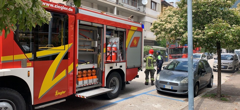 Una densa colonna di fumo esce dalla finestra e accorrono i vigili del fuoco