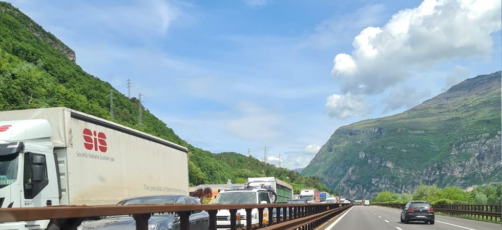Un autoarticolato tampona un camper, code e soccorsi in azione lungo l'autostrada del Brennero
