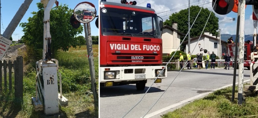 Dimentica la gru alzata del camion e trancia i fili della linea ferroviaria Bassano - Venezia