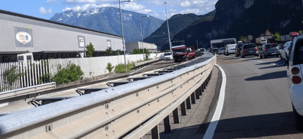 Incidente a catena sulla Tangenziale a Trento Nord, traffico in tilt
