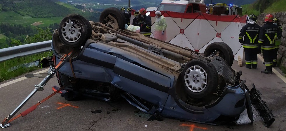 Gravissimo incidente in val di Non, sono intervenuti una quindicina di vigili del fuoco e due elicotteri per soccorrere i