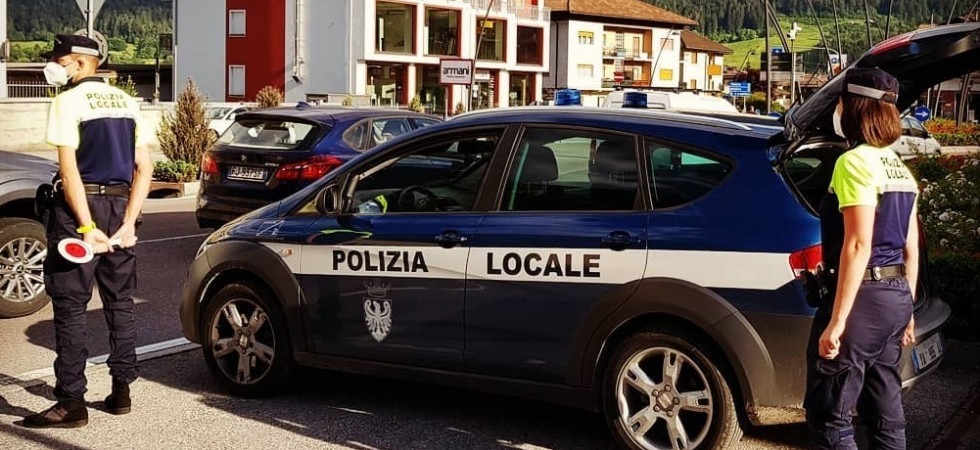 Ubriaco fradicio si mette alla guida di un camion sbattendo più volte contro il guard-rail e rischiando diversi incidenti