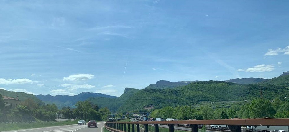 Incidente in A22, tamponamento tra tre auto in corrispondenza di alcuni lavori: code e rallentamenti di diversi chilometri