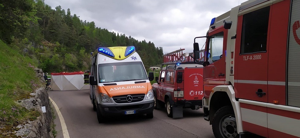 Un'auto con a bordo due fratelli di 22 e 17 anni si cappotta in mezzo alla strada