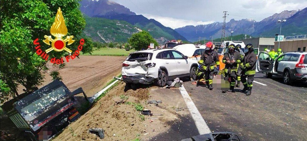 Camion travolge tre auto e un carro funebre: la bara finisce sulla strada mentre il mezzo pesante scivola nella scarpata