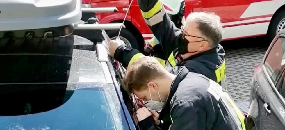 Paura per una mamma: bimbo chiuso in macchina e con le chiavi all'interno