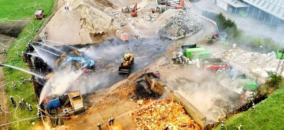 FOTO e VIDEO. Oltre 10 ore di lavoro e 200 persone per spegnere il grosso incendio all'impianto di riciclaggio di Brunico