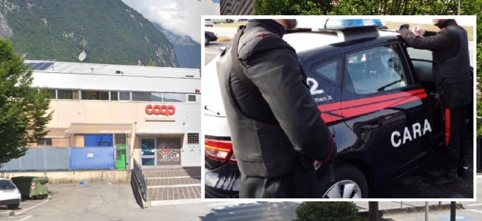 Paura al supermercato, si avvicina alla cassa e mostra un fucile