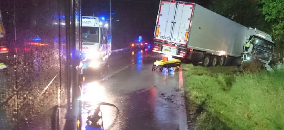 Perde il controllo del camion e si schianta contro gli alberi