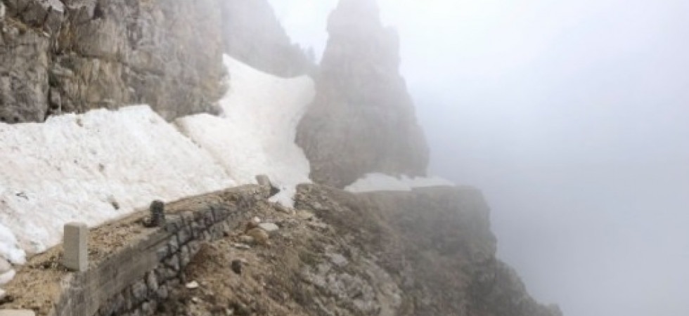 In tuta e scarpe da ginnastica sul Pasubio: tre ragazzi rimangono bloccati