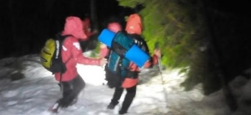 Vanno in montagna con le scarpe non adatte, due 20enni bloccati dalla neve