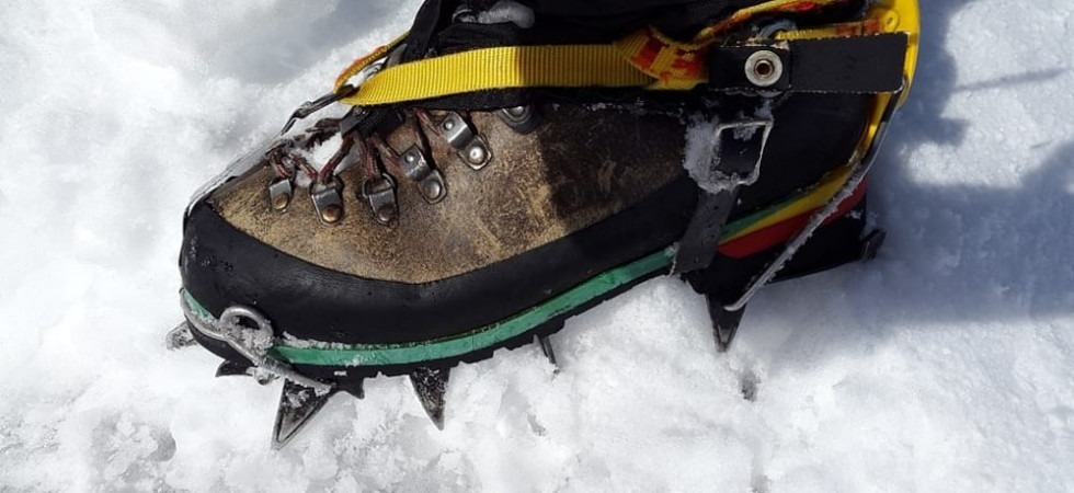Ha i ramponcini ma scivola sul sentiero innevato e precipita per una ventina di metri, soccorsa una 41enne