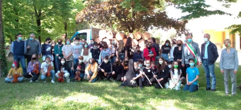 I ceppi degli alberi schiantati dalla tempesta Vaia donati a una scuola elementare di Abano Terme