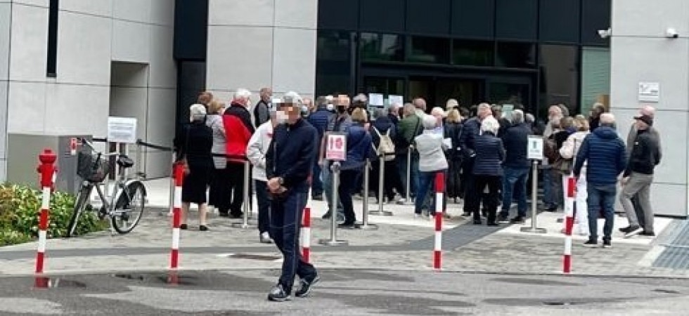 Assembramenti e proteste dei cittadini all'esterno del centro vaccinale