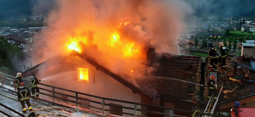 Incendio nella notte, due famiglie al momento senza una casa