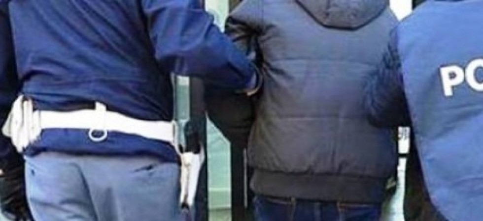 Un ladro distraeva i commessi mentre gli altri rubavano computer dalle vetrine dei negozi: quattro giovani arrestati