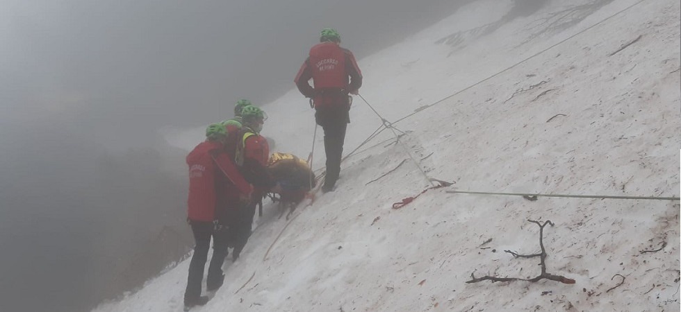 Non riesce a proseguire per il dolore, il soccorso alpino interviene sul Pasubio a piedi e attrezza con le corde i passaggi