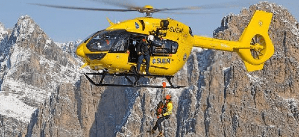 Scivola su una roccia bagnata e precipita per 15 metri