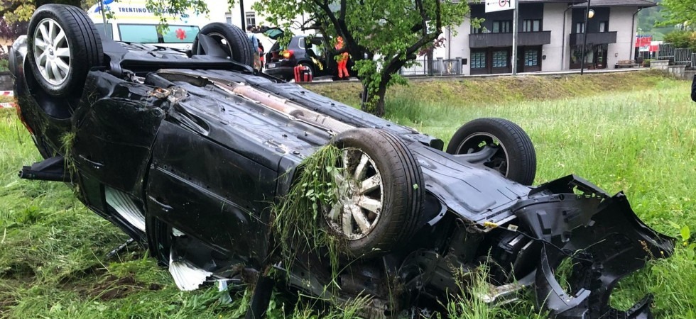 Perde il controllo dell'auto in curva e si ribalta, due persone coinvolte