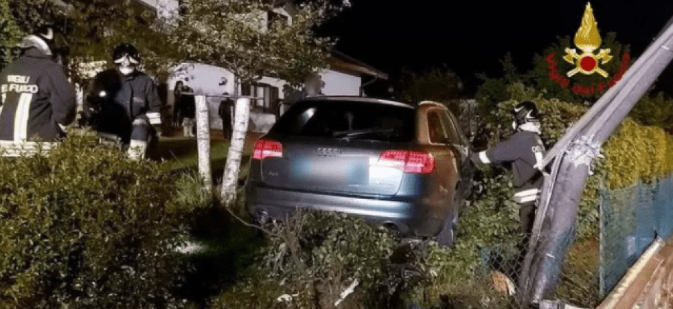 In piena notte perde il controllo dell'Audi e finisce in un giardino dopo aver abbattuto un palo della luce