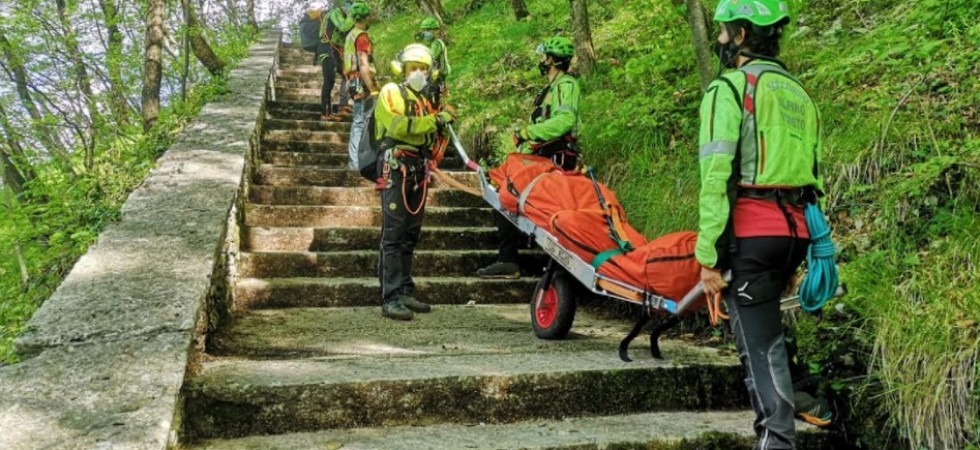 Tragedia in montagna, inciampa e precipita per 25 metri davanti agli occhi della moglie