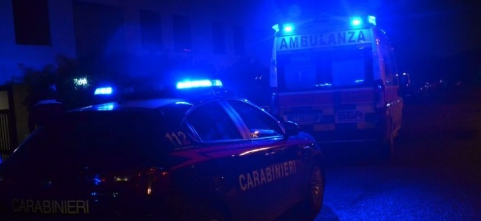 Violenta lite tra giovani e spunta una lama, 22enne accoltellato alla schiena