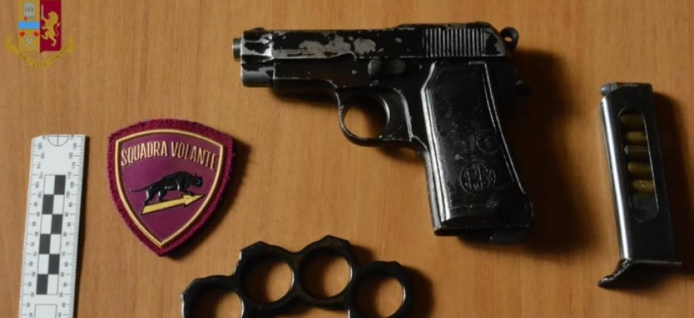In piena notte con una pistola e sette colpi nel caricatore, la polizia ferma e arresta un 38enne