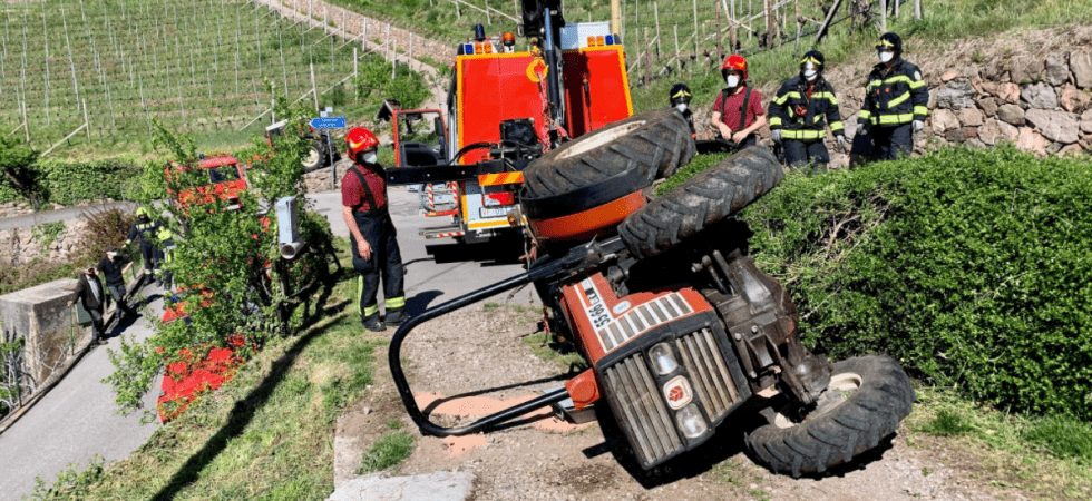 Sbaglia la manovra e il trattore si sbilancia e si ribalta