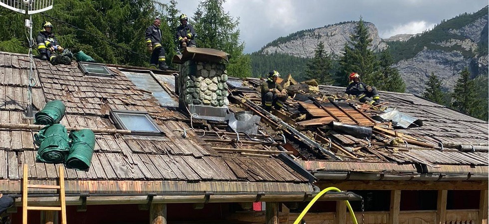 Il tetto del ristorante viene avvolto dalle fiamme e un lavoratore viene colpito da un malore