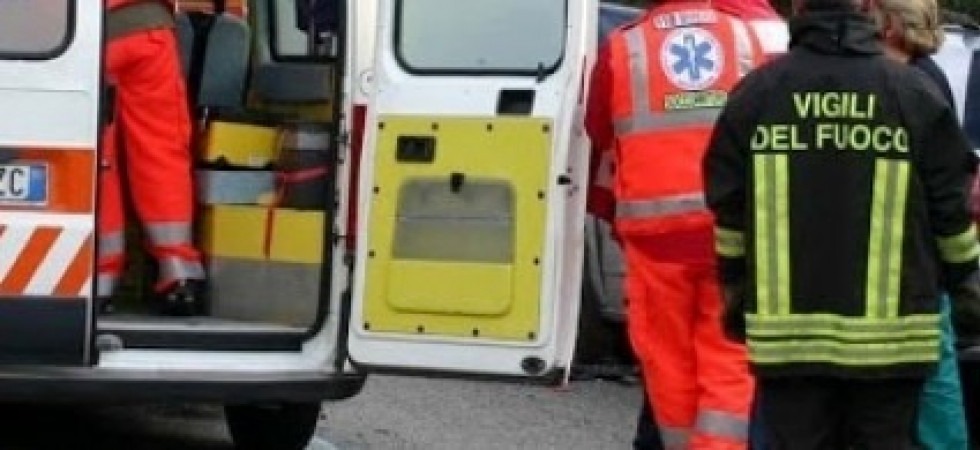 Violento schianto semi-frontale durante una manovra di sorpasso, una motociclista elitrasportata al Santa Chiara